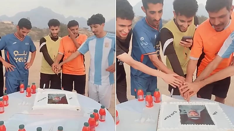 شباب يحتفلون بتخرج زميلهم على  ملعب قعيقعان بمركز حقال