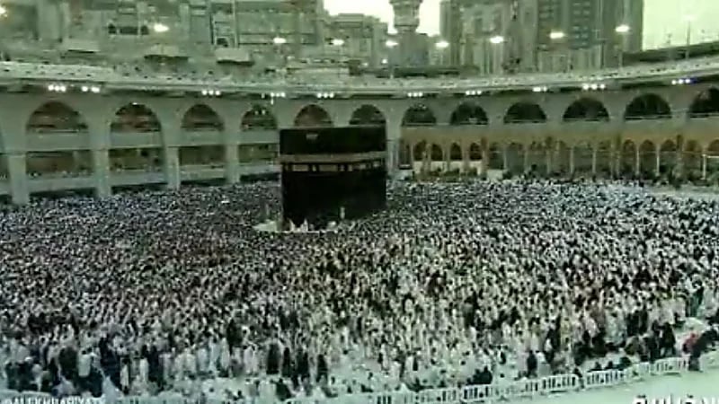 بالفيديو.. المعتمرون يرسمون رسم هندسي مذهل بحركة انسيابية في صحن الطواف
