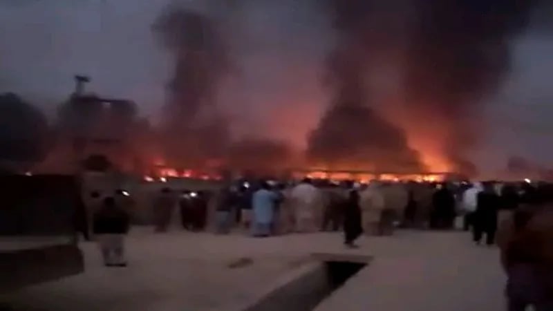 بالفيديو.. إضرام النيران في مركز شرطة احتجز شخص أساء للقرآن الكريم