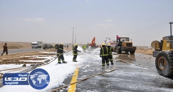 بالصور.. مدني جازان يباشر انقلاب ناقلة محملة بالديزل