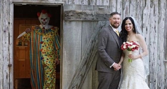 شاب ينفذ مقلبا مرعبا في جلسة تصوير مع زوجته