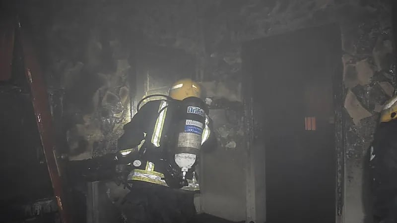 بالصور.. اندلاع حريق داخل مبنى سكني في جدة