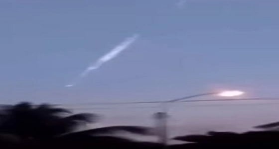 بالفيديو.. سقوط 3 كرات فولاذية ملتهبة من السماء يثير رعب آلاف السكان