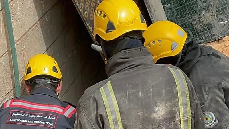 بالصور.. مدني الرياض ينقذ شخصين علقا في حفرة إثر هبوط في التربة