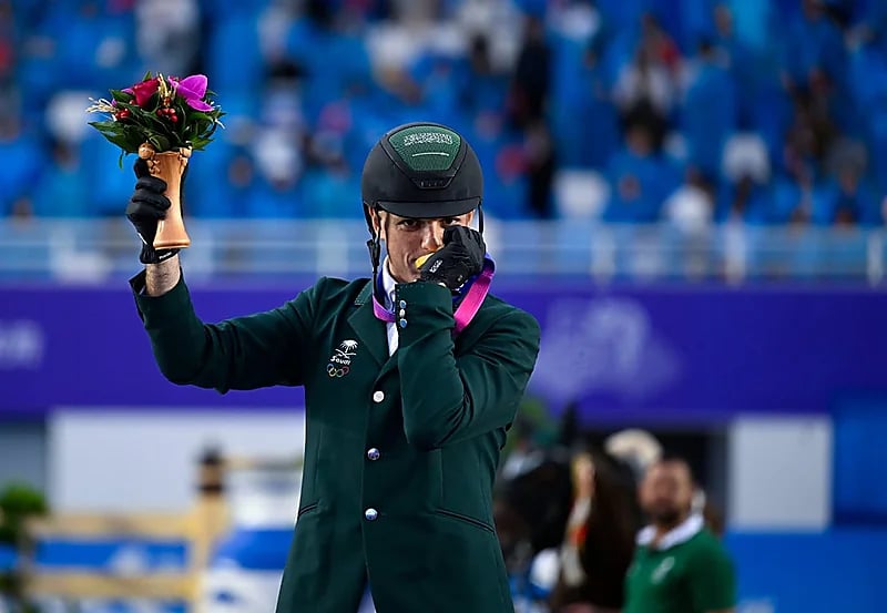 تتويج عبدالله الشربتلي في الميدالية الذهبية لقفز الحواجز.. فيديو