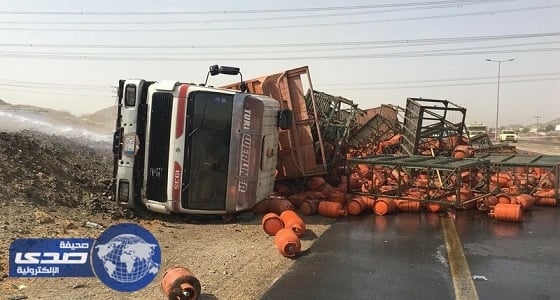 بالصور.. دفاع مدني بحرة يسيطر على حادث انقلاب شاحنة أسطوانات غاز