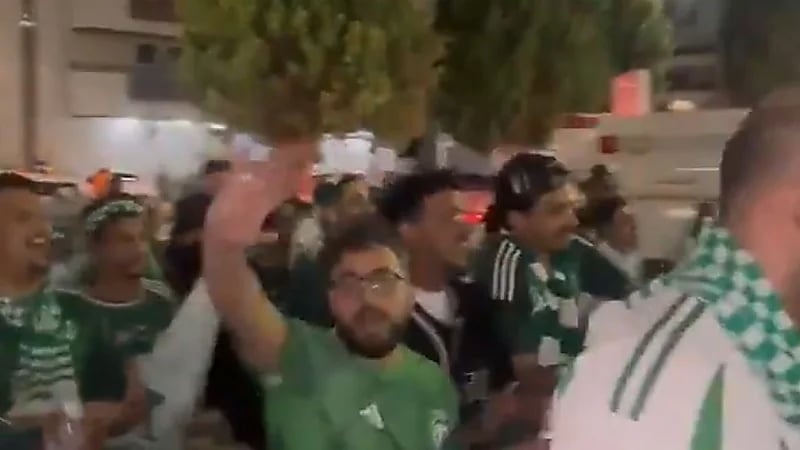 لحظة دخول جمهور الأهلي لمقر النادي للاحتفال بالتتويج .. فيديو