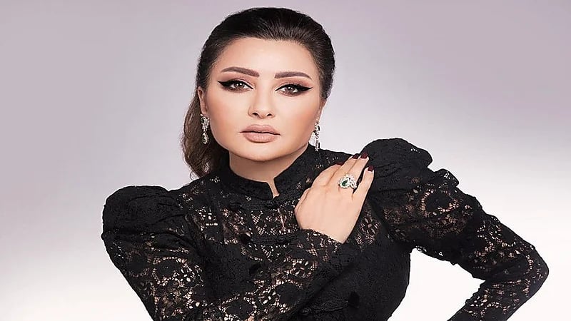 انهيار لطيفة من البكاء في عزاء والدتها..صورة