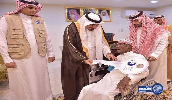 بالصور.. أمير نجران يسلم مواطناً منزلاً جديداً بعد ثبوت عدم صلاحية منزله للسكن