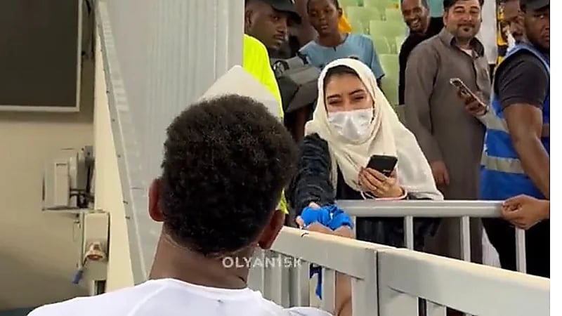 المشجعة التي أهداها البليهي قميصه: ريحته عود