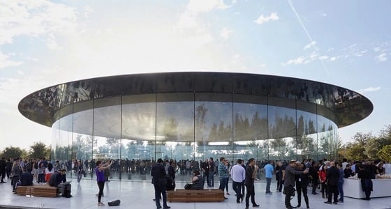 اصطدام 3 موظفين في شركة " أبل " بالجدران الزجاجية