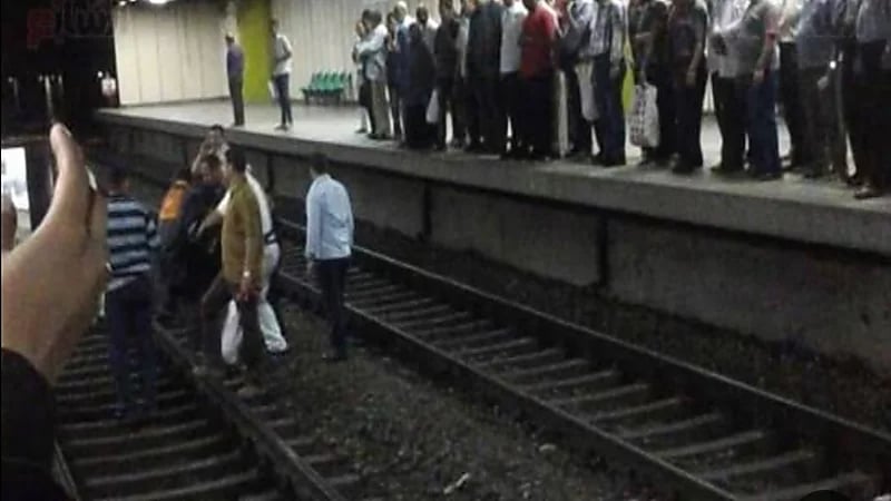 شاب ينهي حياته أسفل عجلات مترو الأنفاق