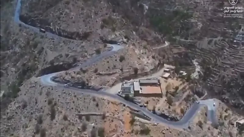 ‏بالفيديو.. برنامج إعمار اليمن ‏يعيد تأهيل طريق عقبة هيجة العبد