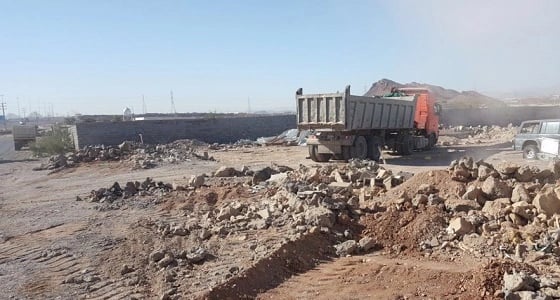 بالصور.. إزالة تعدي بطور الإنشاء على طريق الهجرة بالمدينة