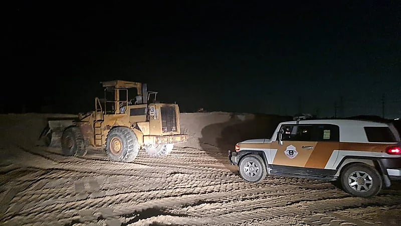 ضبط شيول تجرف الأراضي غرب الدمام