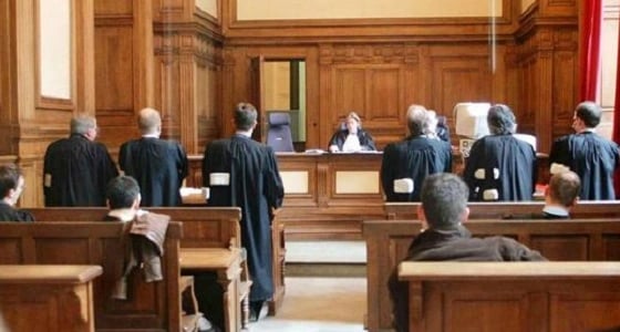 فرنسا: إدانة صحافيين ابتزا ملك المغرب