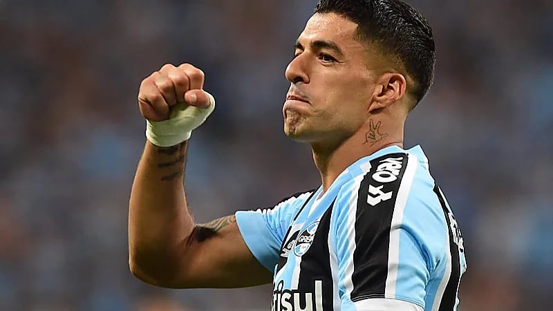 بالفيديو.. سواريز يشعل الغضب بهدف خاطف وقوات مكافحة الشغب تتدخل