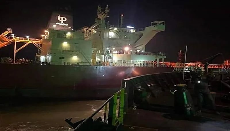 سبب جنوح سفينة محملة بالنفط في قناة السويس