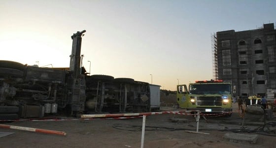 بالصور.. " مدني جدة " يباشر سقوط رافعة لبناية بجدة