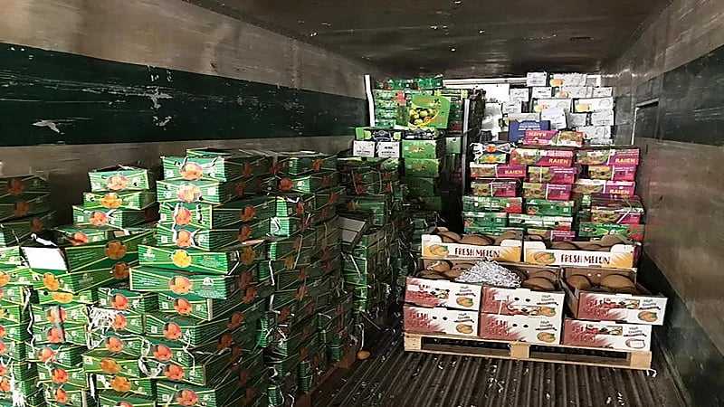 ضبط 7 أطنان من الفواكه المختلفة قبل توزيعها في سوق الخضار بالدمام