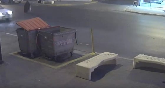 شاهد.. سيارة مسرعة تسحل سيدة مسنة في الهفوف