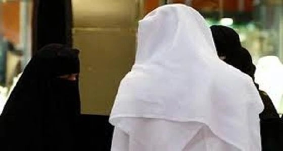 قصة رجل خليجي يبدع في وضع الماكياج لزوجته