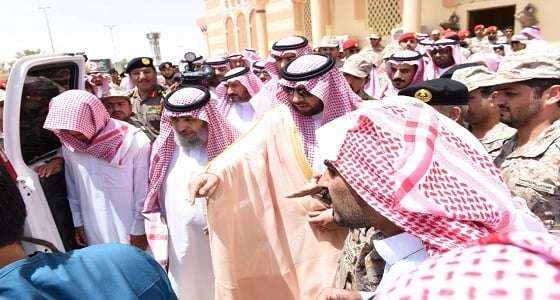 بالصور.. أمير الحدود الشمالية يعزي ذوي الشهيد السليم