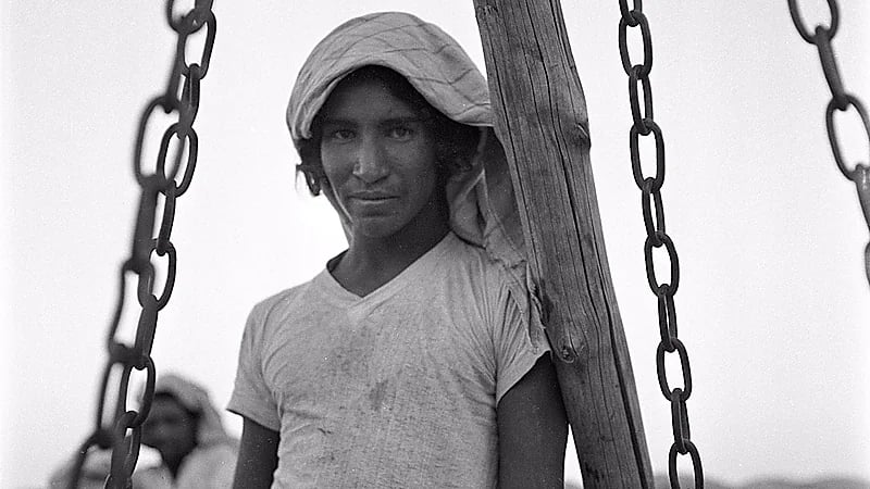 صورة تاريخية نادرة لمساعد موظف الجمارك في الخفجي عام 1947 مـ