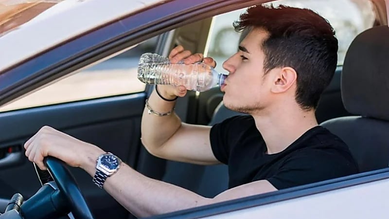 غرامة قيمتها 1300 دولار على السائقين الذين لا يشربون الماء