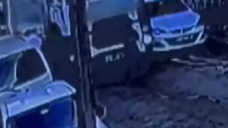 مشهد مأساوي لشاحنة قمامة تدهس صبي .. فيديو