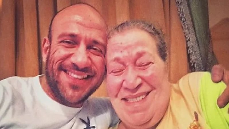 والدة الفنان أحمد مكي تحتفل بعيد ميلادها