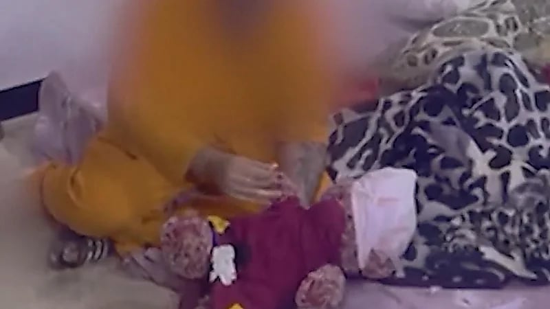 أب يعذب طفله حتى الموت بسبب كوب شاي.. فيديو