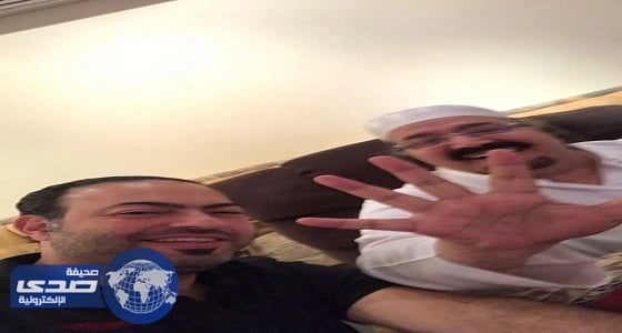 الأمير بندر بن محمد عضو شرف الهلال ورئيسه السابق يشير بالخمسة