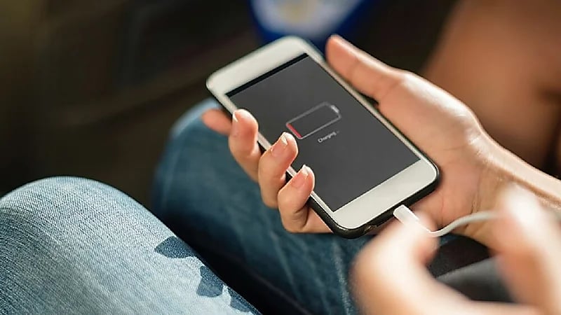 أضرار ترك الهاتف على الشاحن طوال الليل