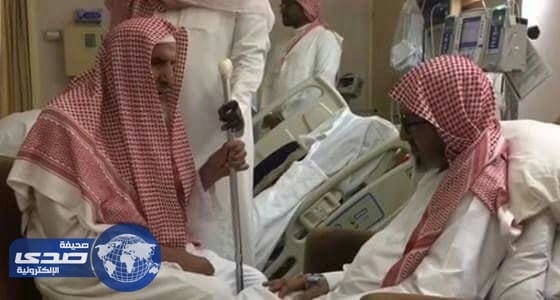 بالفيديو .. المفتي يرقي الشيخ الشثري خلال زيارته بالمستشفى