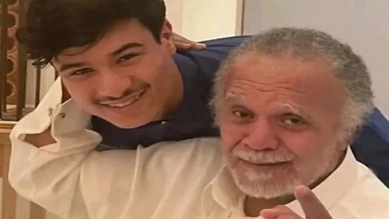 مشهد عفوي يجمع الأمير بندر بن سلطان بحفيده