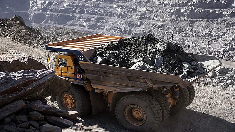 منها السجن.. تحديد عقوبات مخالفي نظام الاستثمار التعديني