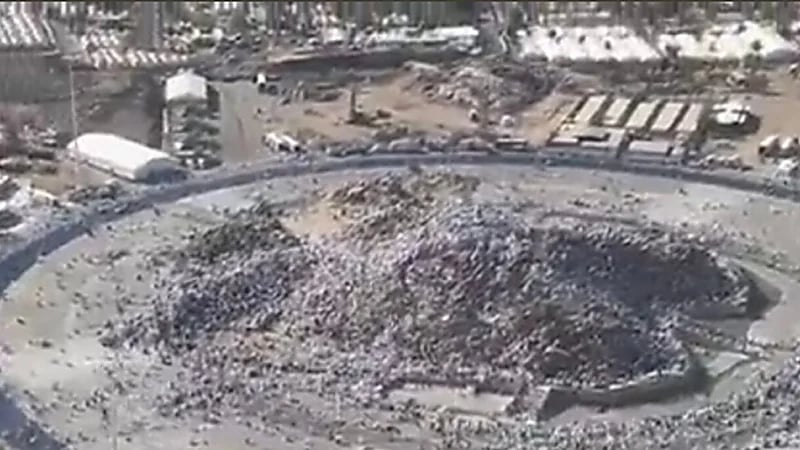 شاهد.. صور جوية خاصة لجبل الرحمة يكتسي بالبياض