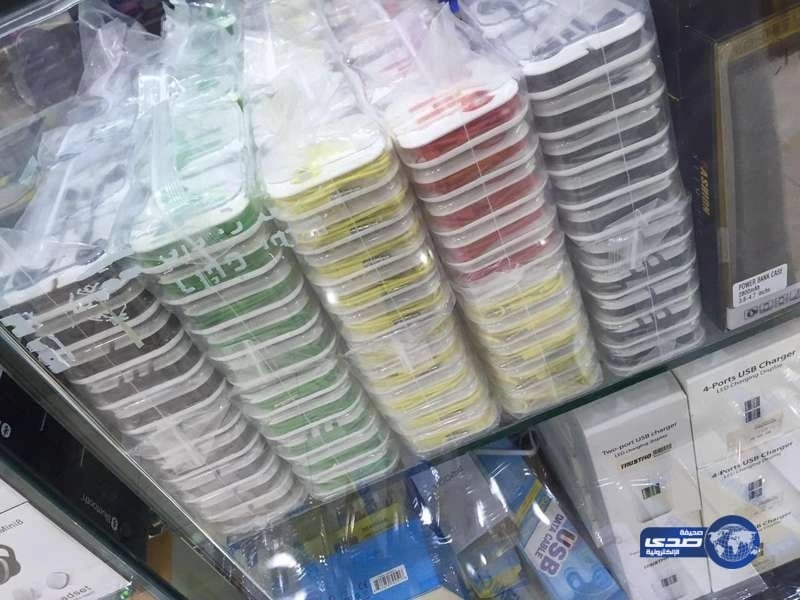 ضبط ٢٠٠٠ سلعة إلكترونية مقلدة لماركات عالمية بـ"بطحاء الرياض" خلال جولات تفتيشية