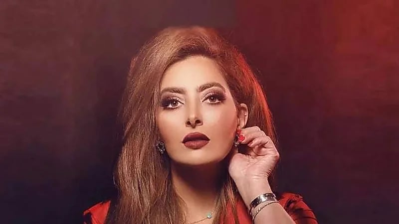 جدل كبير حول إطلالة فاطمة الصفي الأخيرة بأكتاف مكشوفة