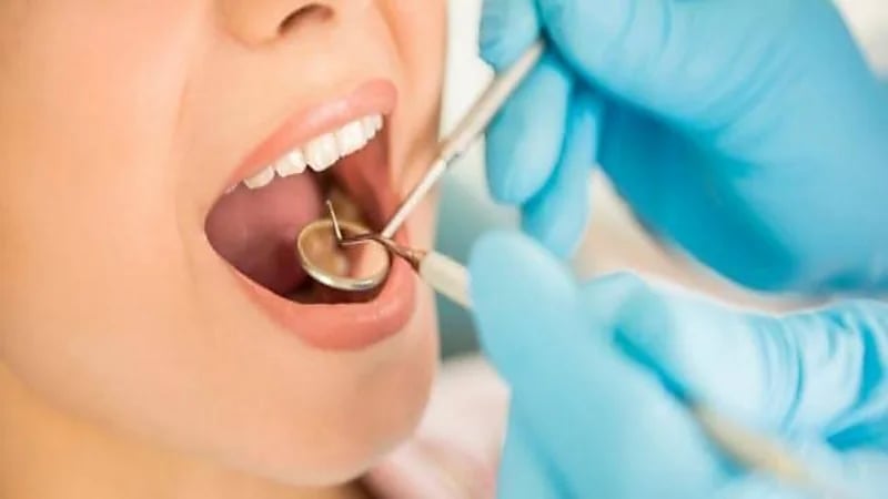 لون اللثة الأبيض يشير إلى الإصابة بمرض خطير