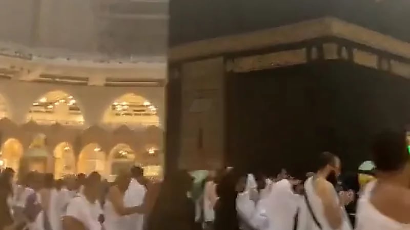 بالفيديو.. هطول أمطار غزيرة على ⁧‫المعتمرين بالحرم المكي‬⁩ صباح اليوم الجمعة