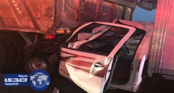 بالصور.. احتجاز إصابتين خطيرة بحادث تصادم مروع بين سيارة وشاحنة