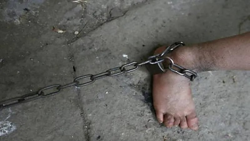 أب يقيد نجله بسلسة لمنعه من زيارة أمه!