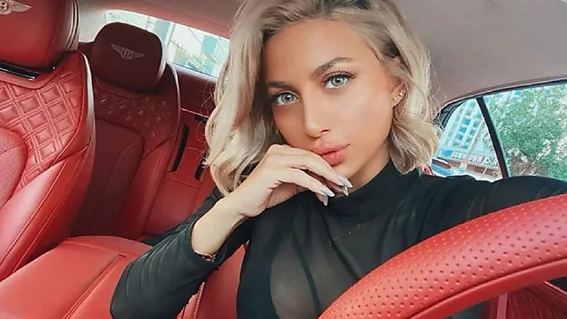 شاهد..بكاء مودل روز بعد إجبارها على مغادرة أمريكا