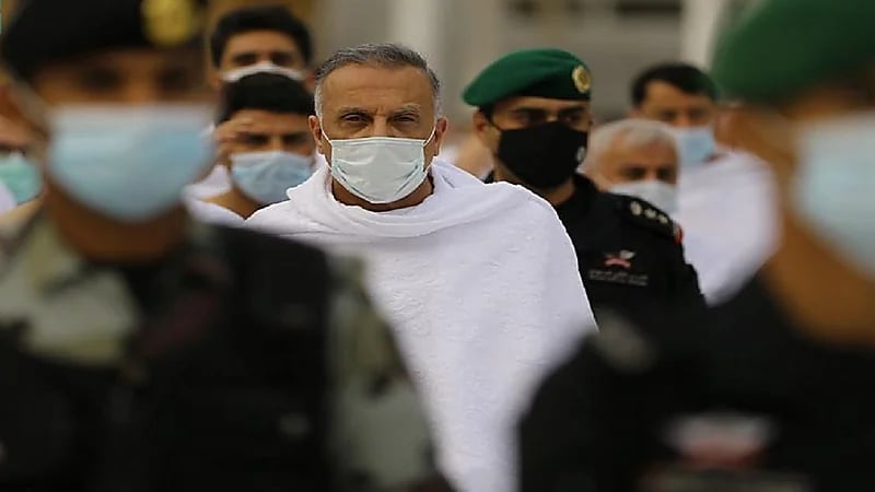 الكاظمي يؤدي مناسك العمرة