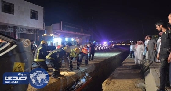 بالصور.. إصابة مواطن أربعيني بكسور بعد سقوطه في حفرة بتبوك