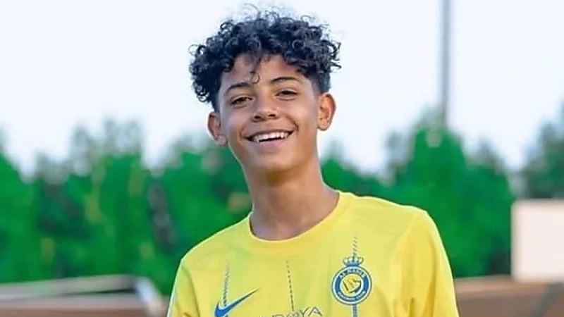 نجل رونالدو يترجى والدة صديقه لهذا السبب ! .. فيديو