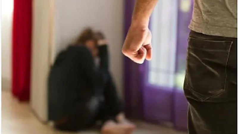 رجل يسكب الزيت المغلي على زوجته إثر خلاف بينهما