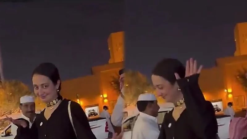 رقص وتفاعل لافت من سائحة في سوق الزل الشعبي بالرياض.. فيديو